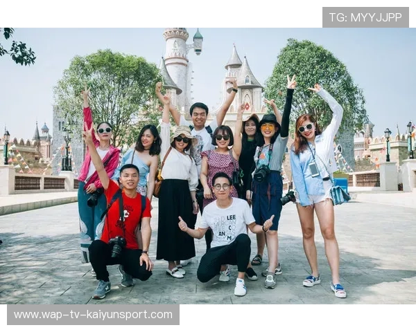 满满少女心！全红婵被观众娃娃雨淹没：满场奔跑捡拾摄像师累坏了